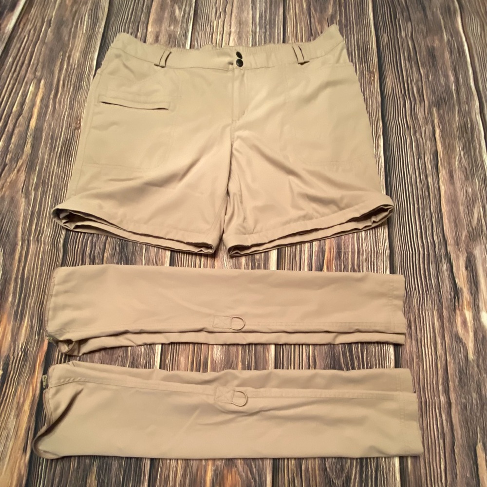 Women’s Magellan Zip away Pants Shorts. Back, front and zippered pockets.